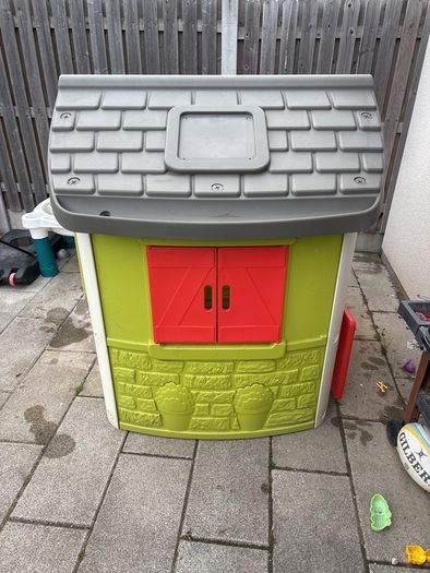 Smoby Jura Lodge playhouse with picnic table and doorbell