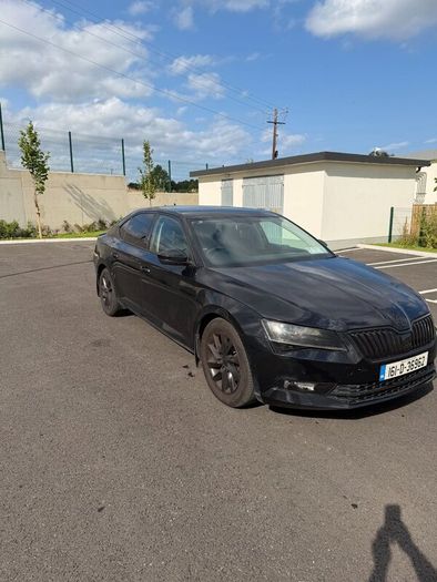 Skoda Superb black edition