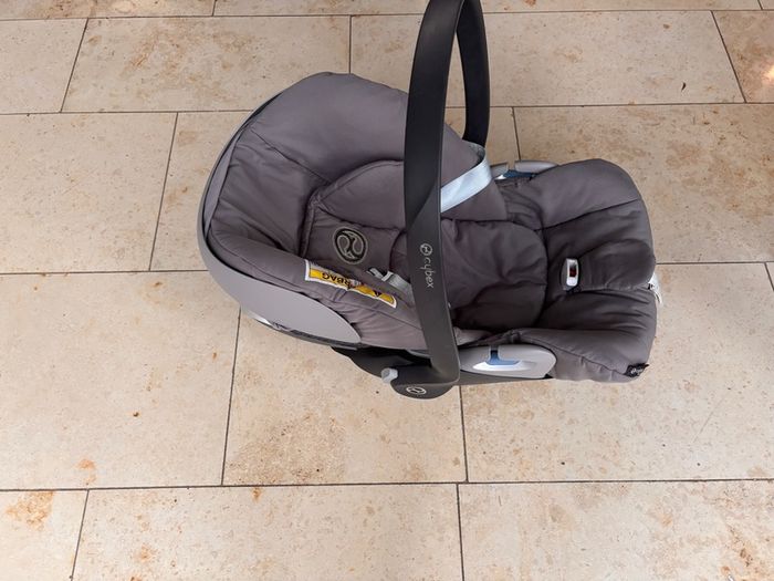Cybex Cloud Z i-Size Infant Car Seat + ISOFIX Base Z