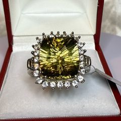 A beautiful vintage silver ring with green gold quartz and white topaz.