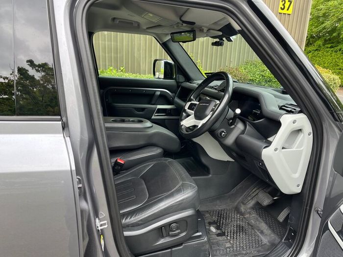 Land Rover Defender 2021