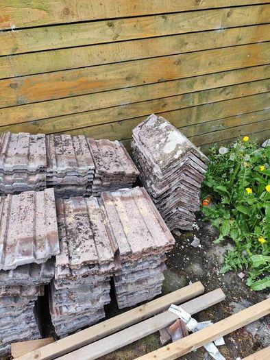 600 roof tiles/20 ridge tiles FREE