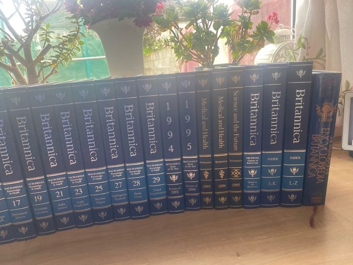 Britannica micro/macropaedia knowledge in depth books