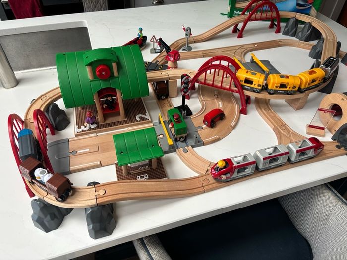 Brio Deluxe Train Railway Set with extra BRIO BT016 train