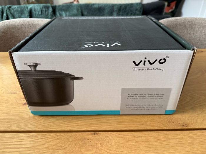 Brand new Vivo by Villeroy and Boch Group Cast Iron Casserole Dish with Self-Basting Pan Lid