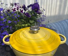 Le creuset 26cm Black enamel soup pot Soleil