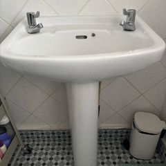 bathroom sink / toilet/ shower/ mirror