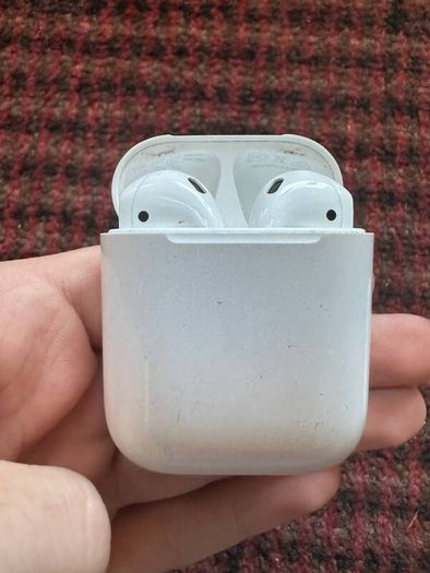 Apple AirPods (1st Generation)