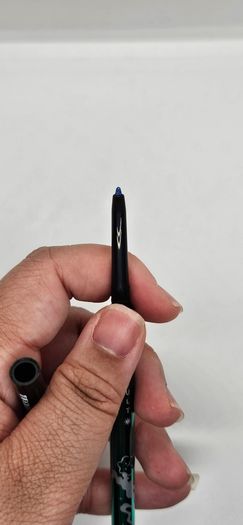 Girlcult C-Beauty The Classic of Bizzare Tales Multichrome Eyeliner in Shade 24 Light Change Weightless Blue