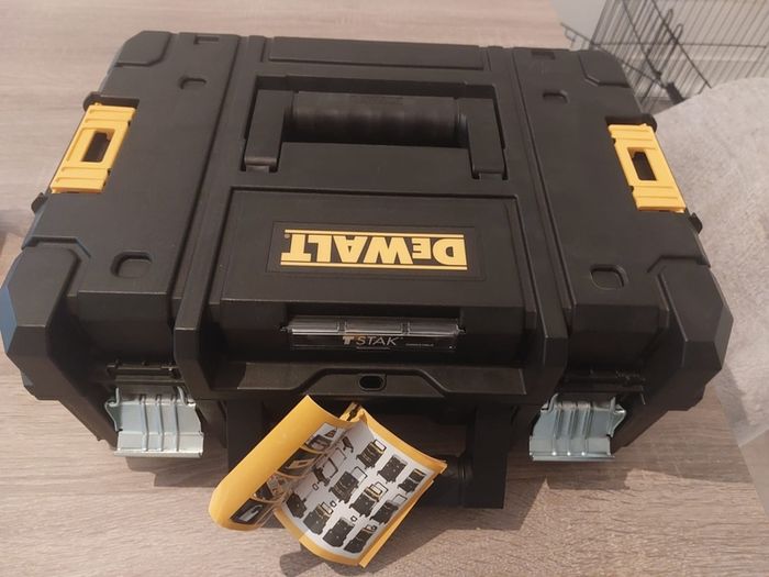 DEwalt. 18V XR Flex Volt 54v /9AH  batteries x 4 . DEwalt DCB/XR LI-ION  Fast Charger plus TSTAK box all are brand new