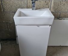Bathroom vanity unit with basin