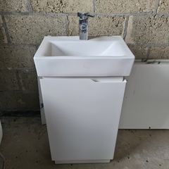Bathroom vanity unit with basin