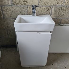 Bathroom vanity unit with basin