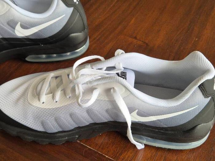 Nike Men's Air Max Invigor sneakers