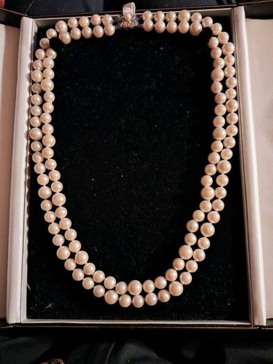 Jewellery and collection of collectibles