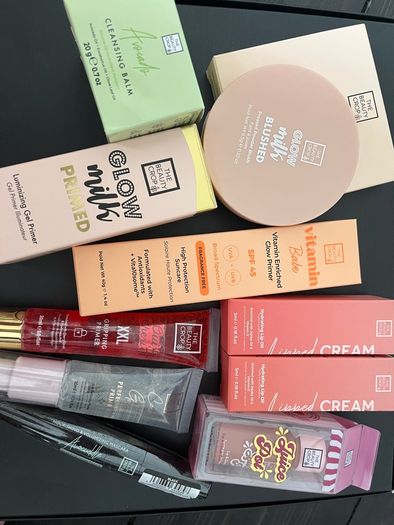 Beauty crop makeup bundle
