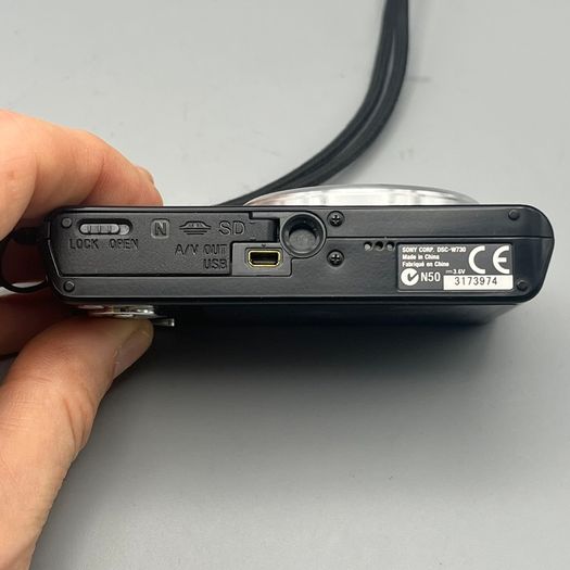 Sony Cyber-shot DSC-W730 16.1MP Digital Camera Black - Full Kit
