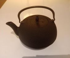 heavy-duty cast iron style teapot 2L