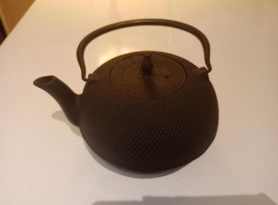 heavy-duty cast iron style teapot 2L