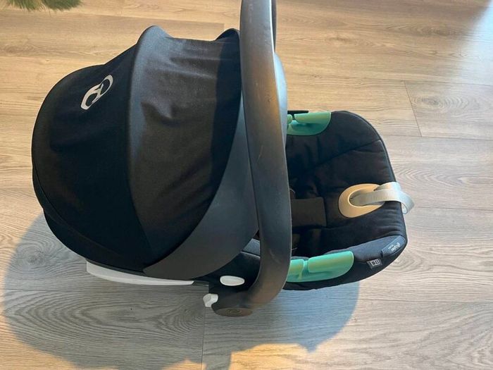 Baby car seat with ISO fix