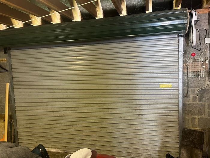 Electric roller door