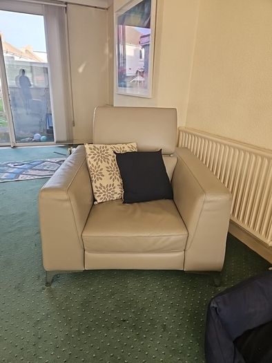 CROSS POSTED natuzzi leather suite 1 x recliner sofa 2 x arm chairs adjustable head rests