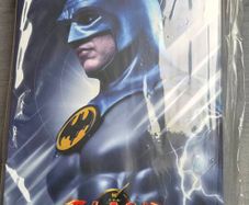 Hot Toys  MMS834 Batman 1989 Blue & Grey suit 1/6 scale figure