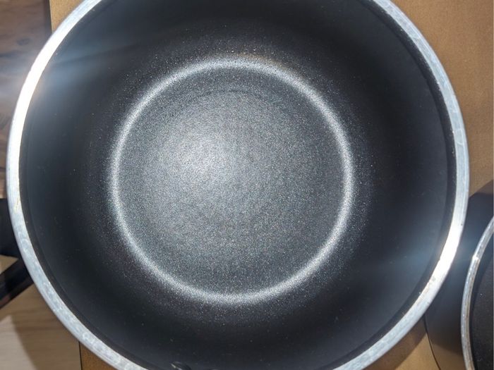 Non-stick 18cm and 20cm saucepans