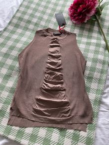 jumper Bnwt fine knit ruffled front sleeveless fine knit top small