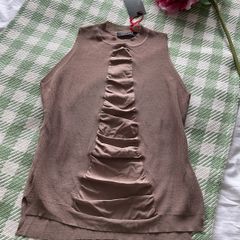 jumper Bnwt fine knit ruffled front sleeveless fine knit top small