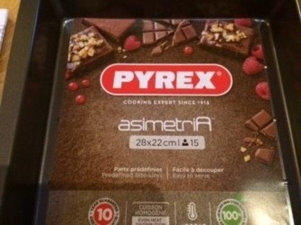 Pyrex baking tin. 28 x 22cm.New