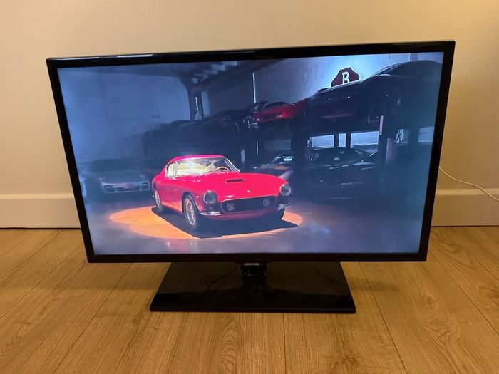Samsung 32-Inch HD TV (Google Chromecast)