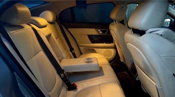 Jaguar XF S Portfolio with V-Rare Sunroof