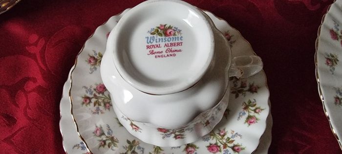 92 Pc. Royal Albert Winsome Bone China Gold Gilt Dinner, Coffee And Tea Service / Set For 12 Person Setting Made In England