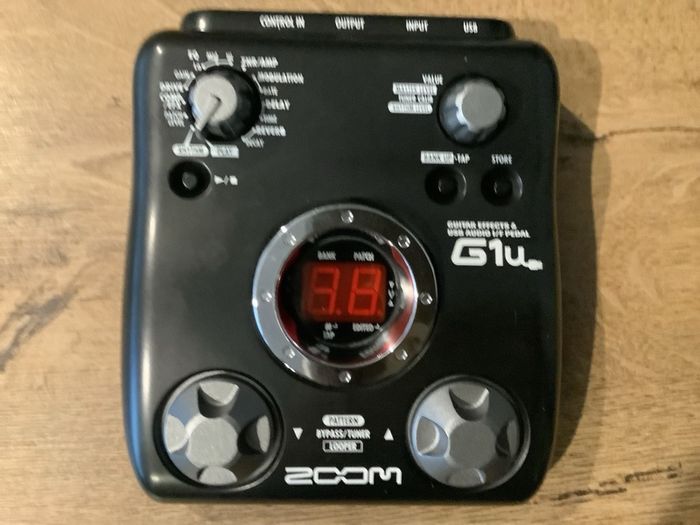 Zoom G1u (Usb) Guitar Multi-Effects Pedal box
