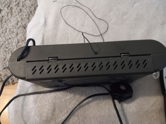 Bench clock radio