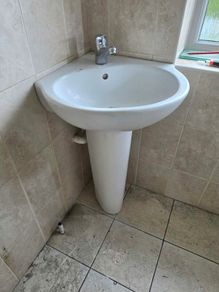 Corner bathroom sink