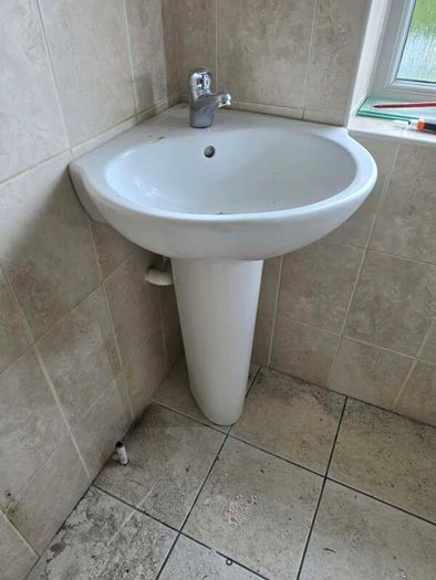 Corner bathroom sink