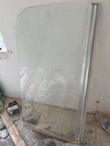Bathtub shower screen