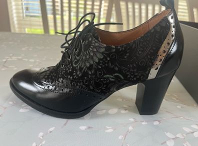 Womens shoes / boots
