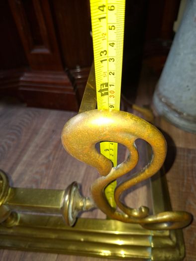 Beautiful Antique Victorian Art Nouveau Brass Fireplace Fender features ornate scrolling end terminals and central urn finials,