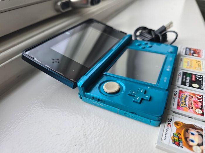 Nintendo 3ds coral blue