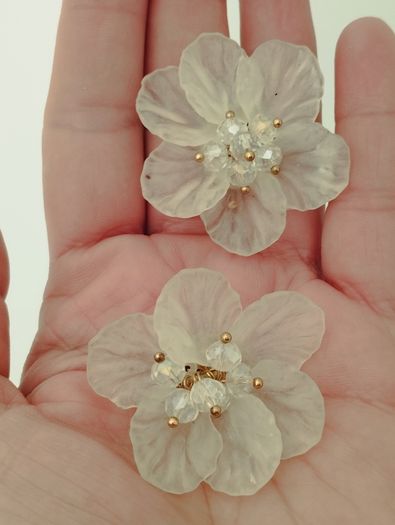 Delicate flower earrings.