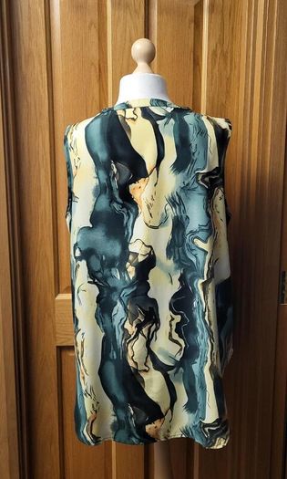 Green pattern sleeveless blouse, Size 22, Brand new