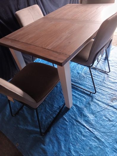 Extendable Dining table- as good as new. Ex shop display.