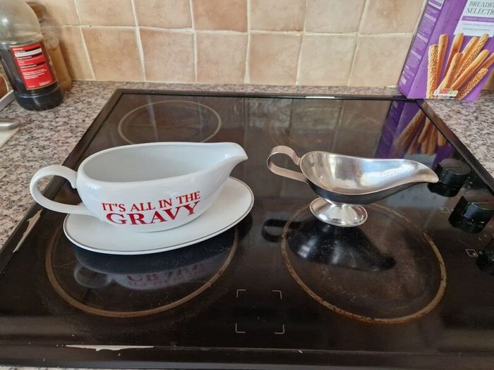 Gravy boats
