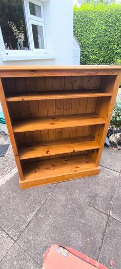 Early 20th Century, Mid 20th Century, Vintage. Solid pine bookcase, sometimes referred to as a farmhouse style dresser top, featuring an antique wax finish. H. 124 , L. 96 , D. 31.5 CM.
