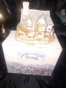 This collectible David Winter Cottage from 1985 features the HOGS HEAD BEER HOUSE, with Box
