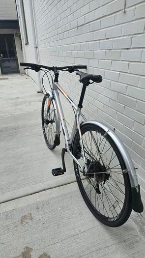 Giant Escape 2 Disc Hybrid Bike