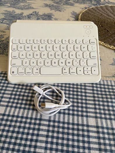 Ipad mini Bluetooth and wireless keyboard and cover. Worth 80 on Amazon.